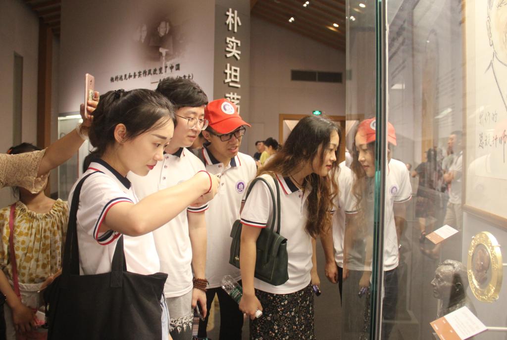 中国经济总量历史变化_中国40年来经济变化图(2)